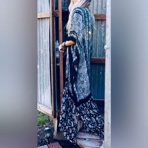 Three Bird Nest - Paisley Tapestry Free Flow Duster Kimono - Navy & White - OS